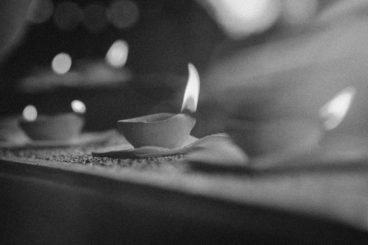 Fila di candele accese mosse da una
                                     corrente d'aria: è caduta la lama della
                                     ghigliottina?